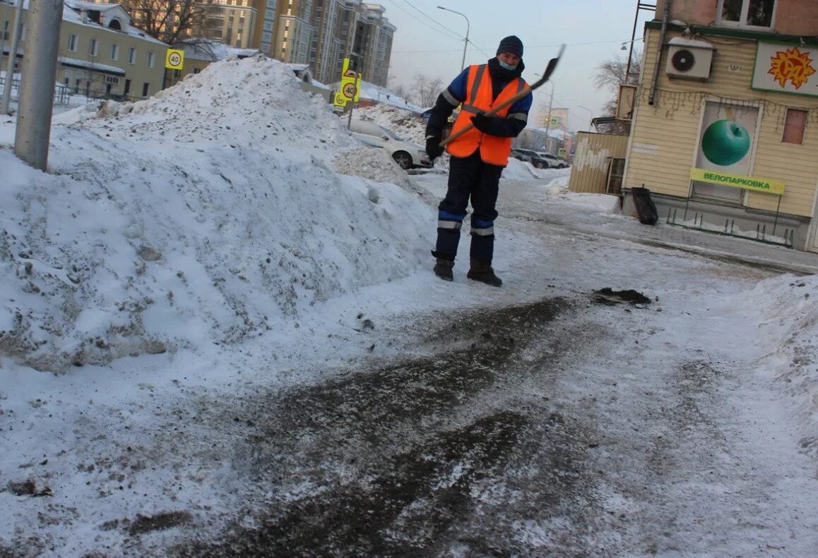 Посыпка песком тротуаров. Тротуар посыпают песком. Посыпание песком дорожек. Дворник посыпает дорожки песком.