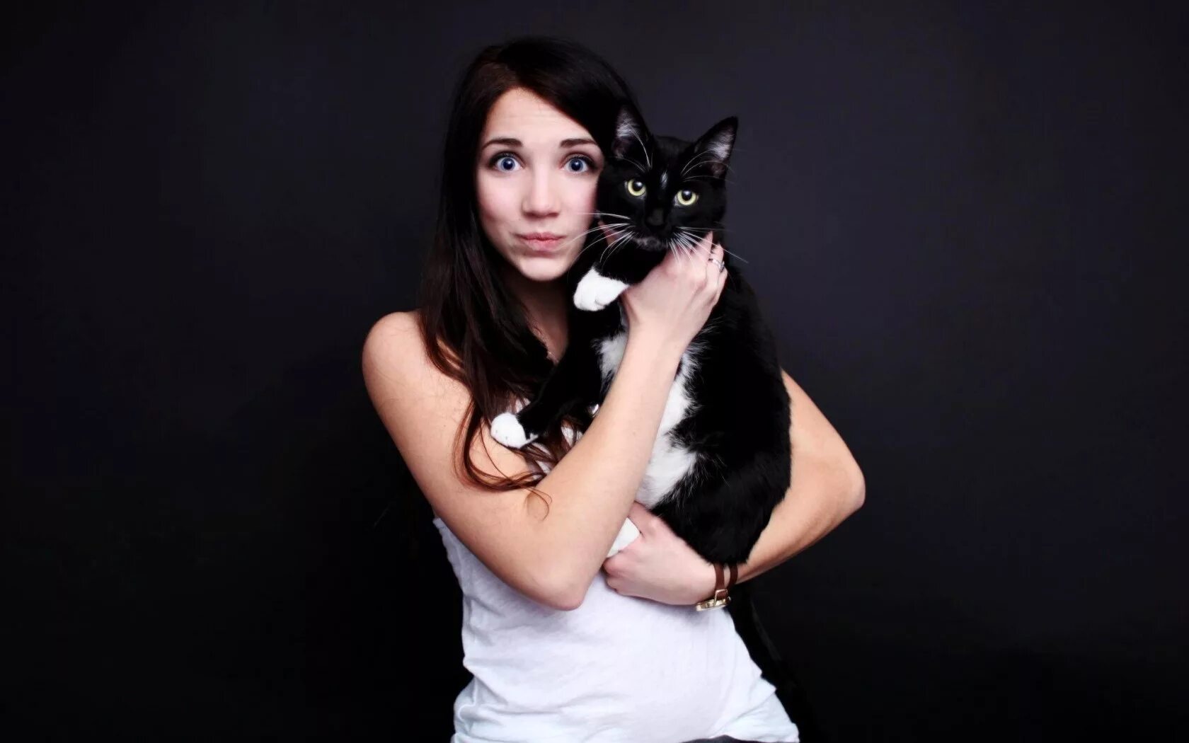 Черный кот и девочка. Emily Rudd. Emily Rudd модель.