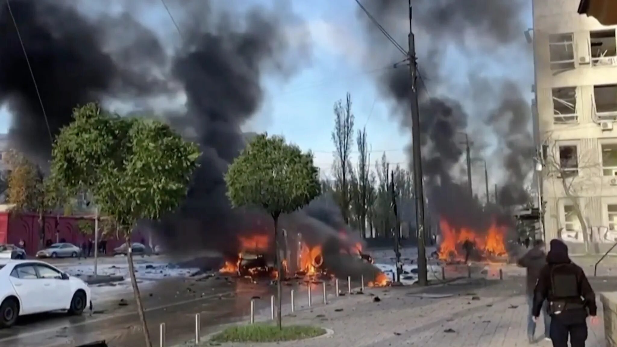 Последние видео ударов по украине сегодня. Город горит. Здание горит. Киев ракетный удар. Взрыв ТЭЦ на Украине.