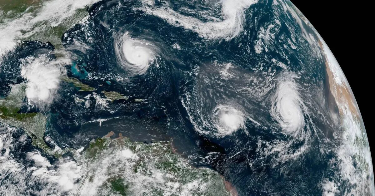 Погода спутник. Ураган Катрина 2005 со спутника. Ураган Флоренс. Ураган Катрина Спутник. Вечный шторм Гектор.