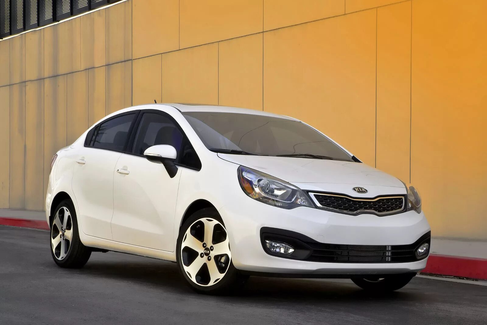 Rio sio. Kia rio 2012 хэтчбек. kia rio iii 2011. киа рио 2013 седан. киа рио 2011 седан.