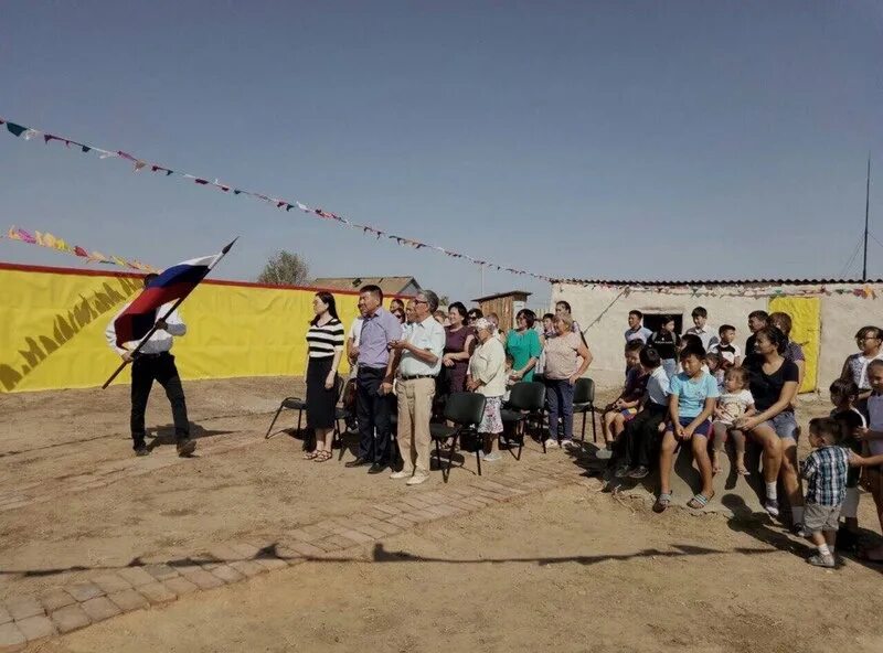 Погода в бага тугтуне. Тугтун Калмыкия. Село бага Тугтун Калмыкия. Бага Тугтунская СОШ Калмыкия.