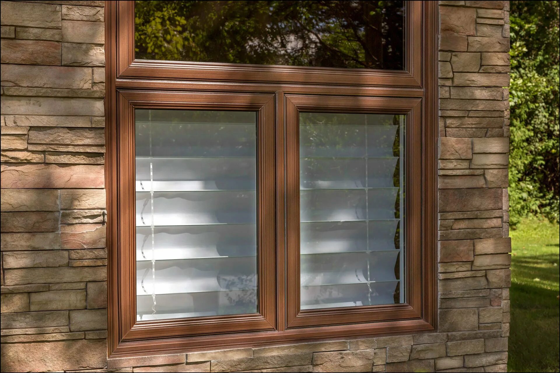 Деревянные окна. Пластико-деревянные окна. Окна широкие панорамные. Пластиковые окна фото. Коричневые пластиковые окна.
