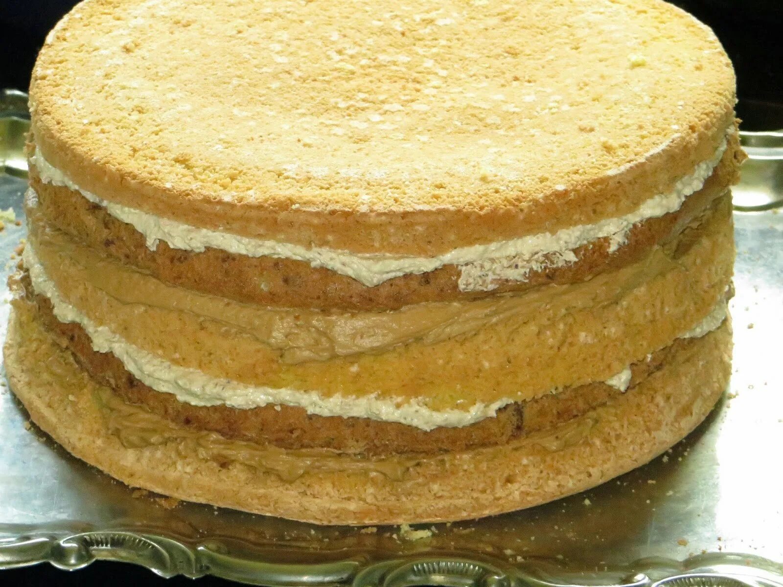 Рецепт торта из трех коржей. Коржи на торт в духовке. Легкие коржи на торт. Торт с маковыми коржами. Тонкие бисквитные коржи на сковороде.