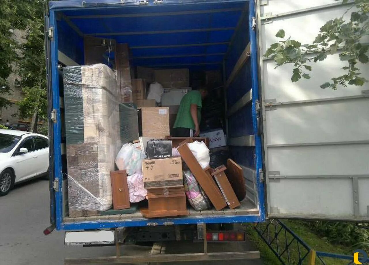 машина для грузоперевозок. машина для перевозки мебели. грузовой переезд. грузовая машина для перевозки мебели. грузовой переезд.