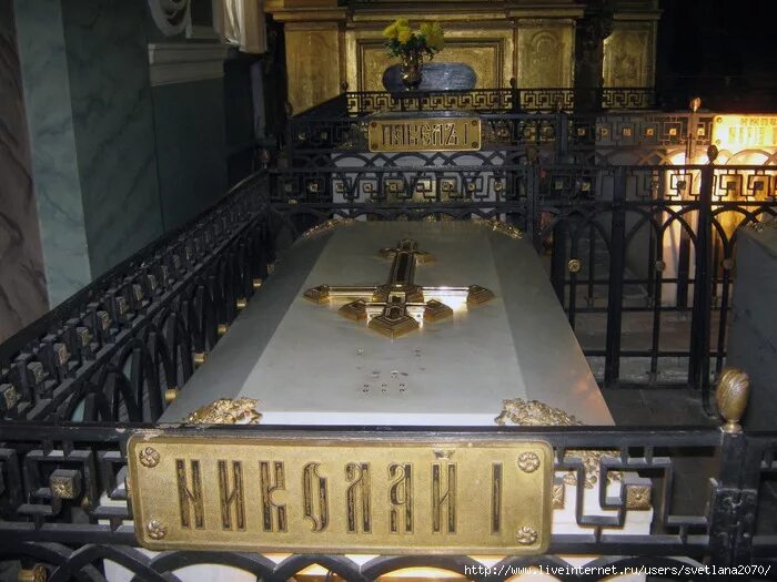 петр 1 похоронен в петропавловском соборе. петропавловский собор санкт-петербург могила петра 1. усыпальница петропавловского собора в санкт-петербурге. петропавловский собор усыпальница александра 2. петропавловский собор похоронен петр.