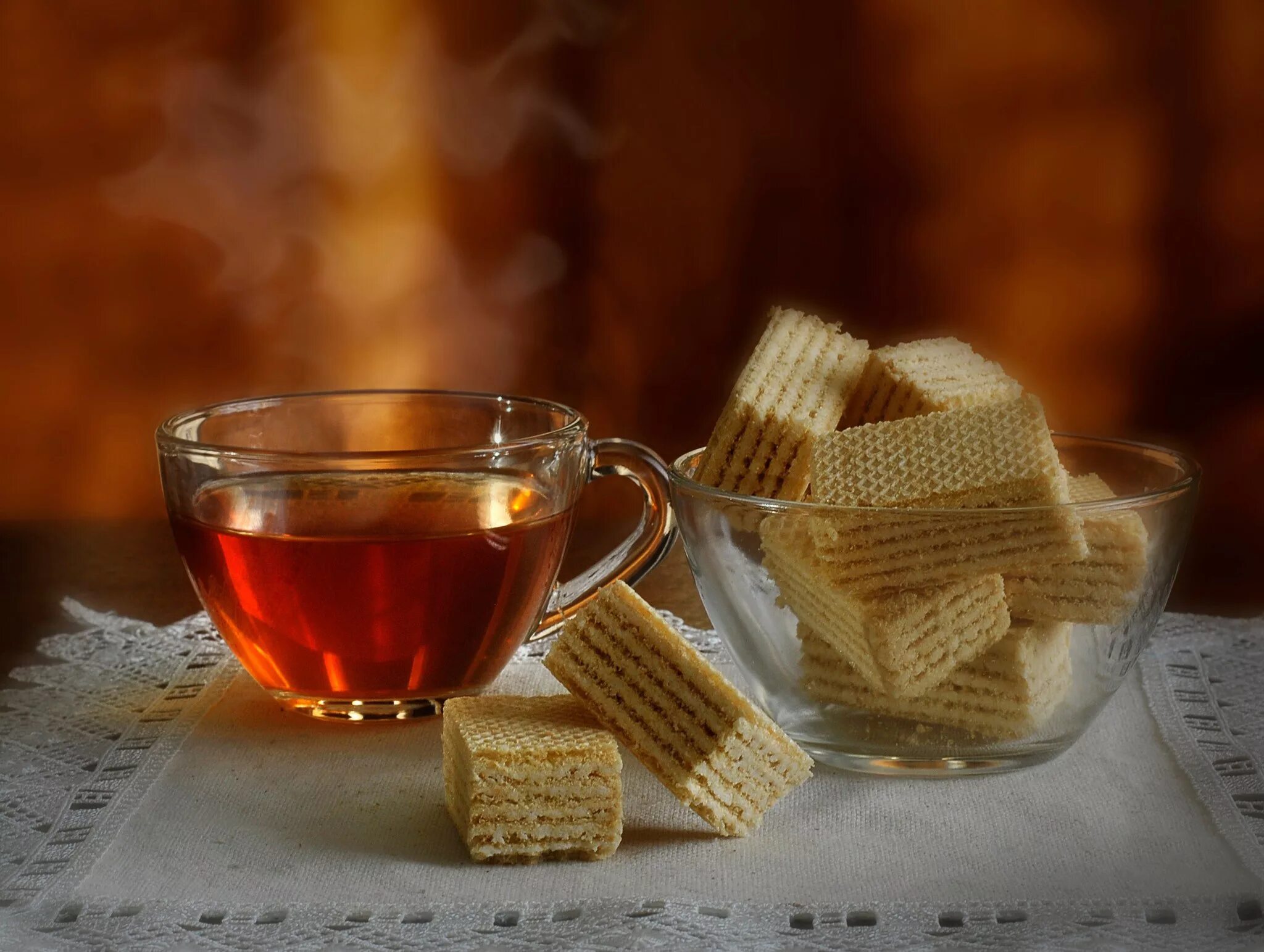 Чашечка чая. Чай с вафлями. Красивый чай. Чашка с чаем. Чай на столе фото