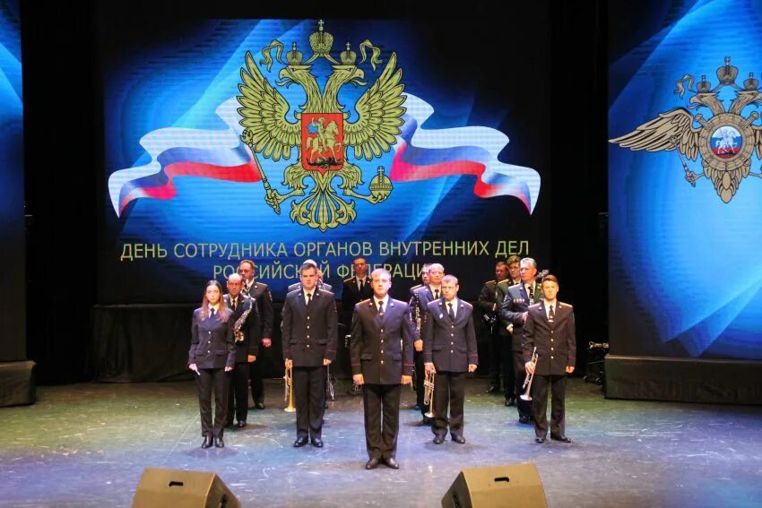 Проведение концерта посвященного дню. С днем сотрудника овд. украшение сцены на день полиции. украсить сцену ко дню полиции. название концерта ко дню полиции.