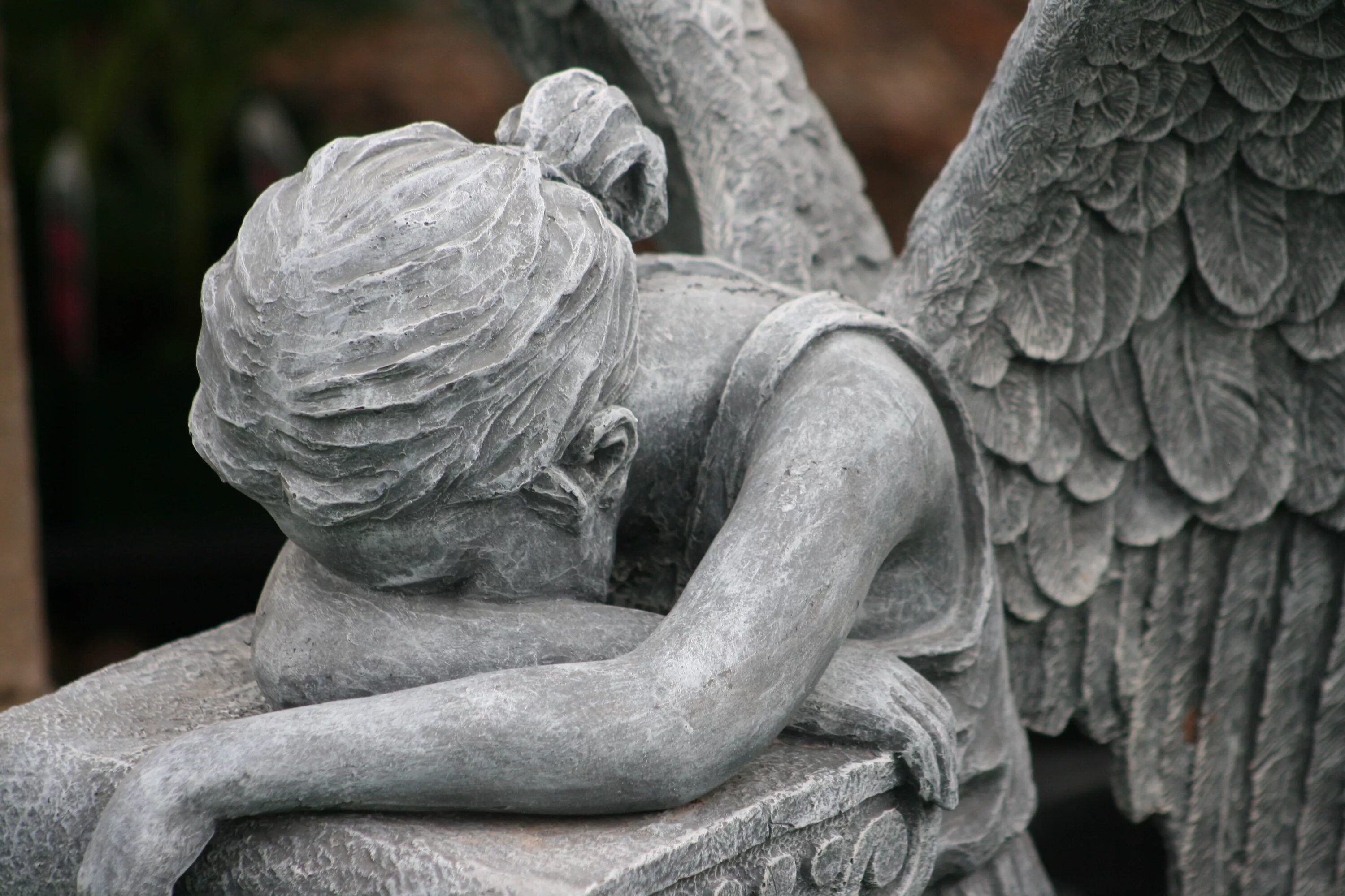 Ангел похороните. Скульптура ангел Разиэль. Скульптура плачущего ангела Микеланджело. Микеланджело Плачущий ангел. Разиэль ангел статуя.