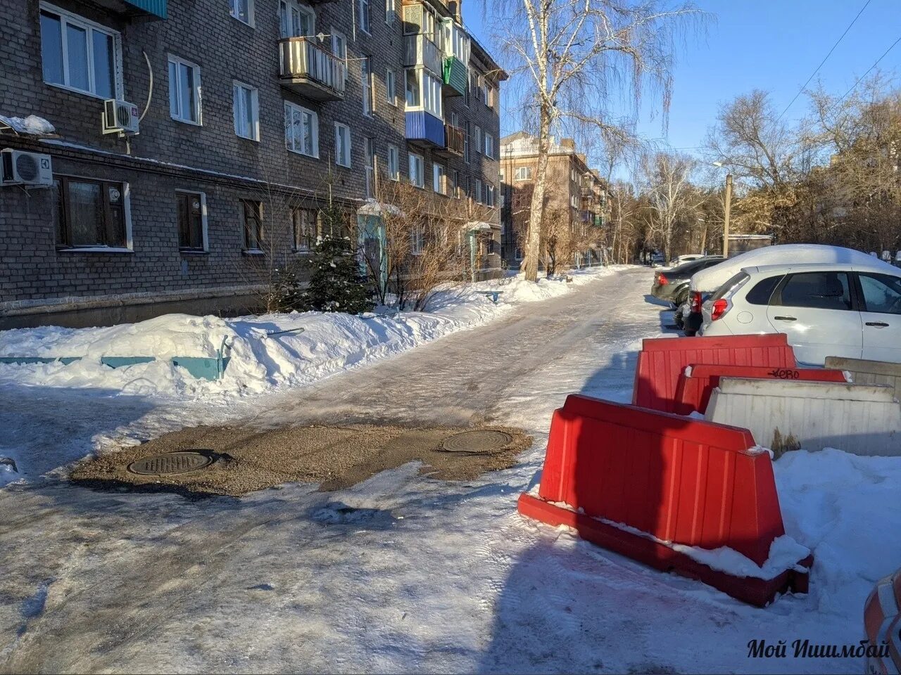 Снег на дороге. Во дворе. Улица двор. Сильный снегопад.