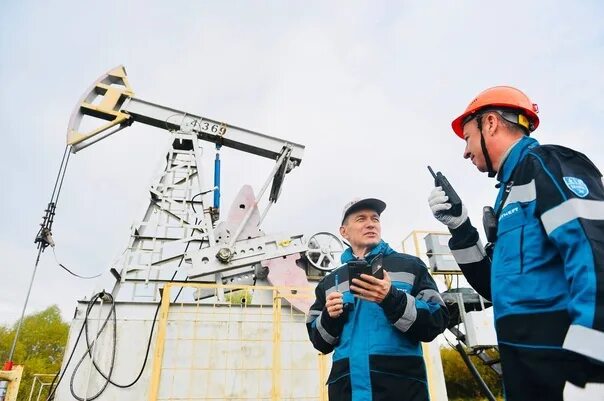Добыча нефти в якутии. Нефтяная скважина. добыча нефти скважина.
