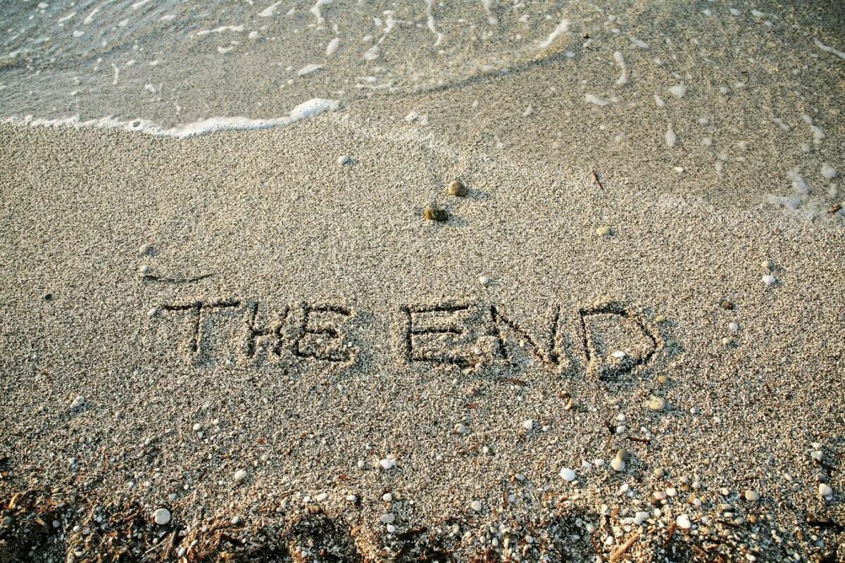 Конец картинка. Надпись на песке. Красивый конец. Надпись на песке the end. Дно картинки надпись