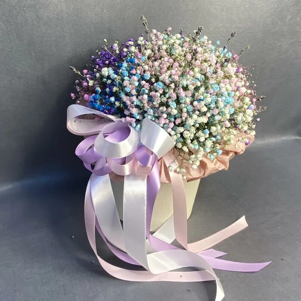 гипсофила букет в шляпной коробке. гипсофила фуксия. букет розовых гипсофил. радужная гипсофила букет в коробке. розовая гипсофила в шляпной коробке.