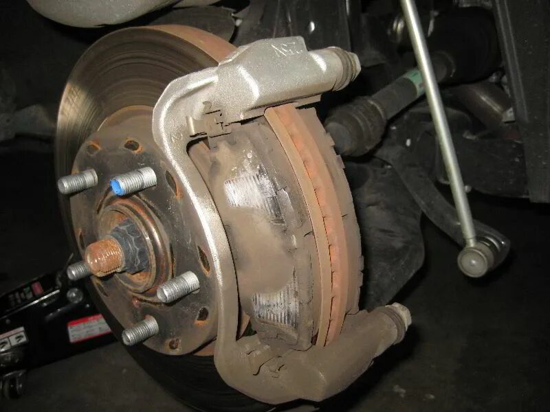 Передние тормоза toyota rav4. Значок износа тормозных колодок тойота рав 4. Индикатор износа задних колодок lc 200. Rav4 2013 направляющие колодок. Колодки передние тойота рав 4.