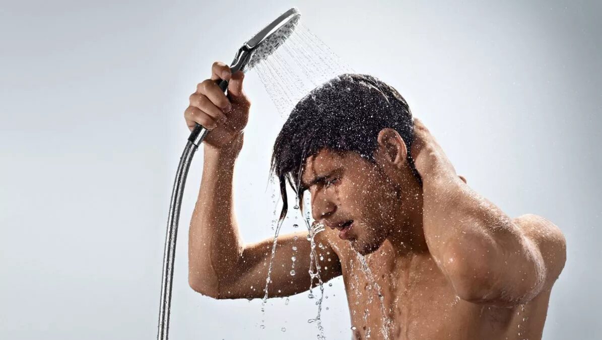 утренние водные процедуры. умываться водой. человек под душем. контрастный душ. утренние водные процедуры.