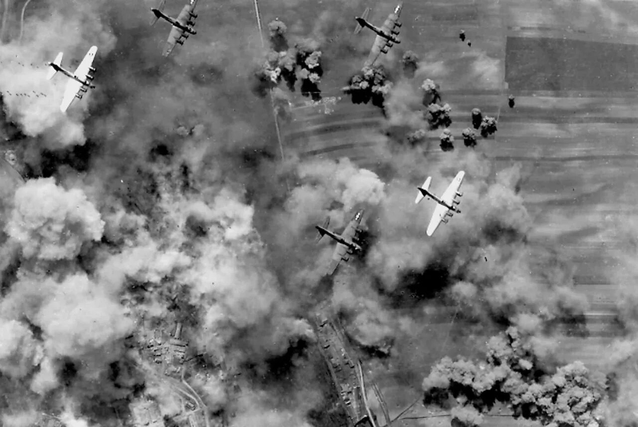 Нападение с неба. Снимки второй мировой войны бомбометания. Войны 1941-1945 самолеты бомбят.