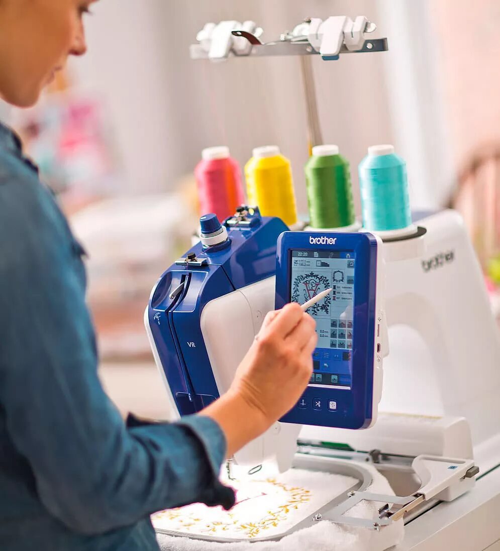 Курсы оператора вышивальной машины. Оператор вышивальной машины. Оборудование для вышивания. Работа оператор вышивальной машины. Женщины сотрудницы в технических лабораториях.