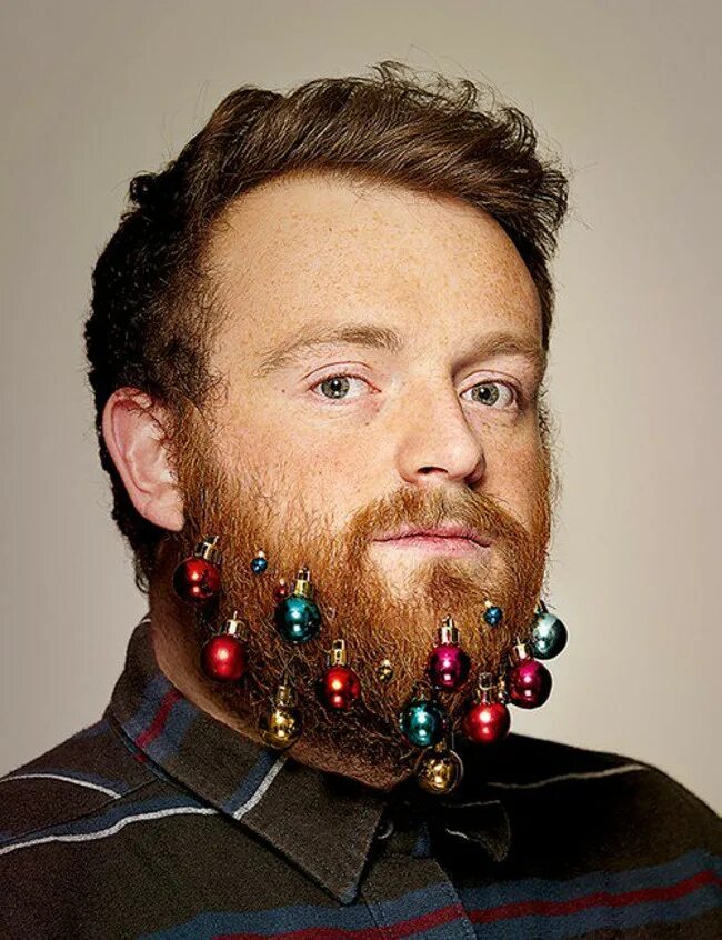 Украшают мужика. Украшения для бороды. Новогодняя борода. Елочные игрушки для бороды. Креативная борода.