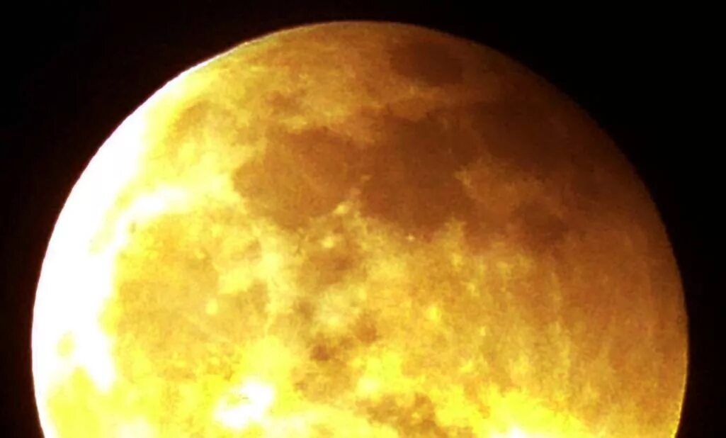 Желтая светящаяся луна. Желтая Луна. Желтая Планета. Луна желтая большая. Ярко желтая Луна.