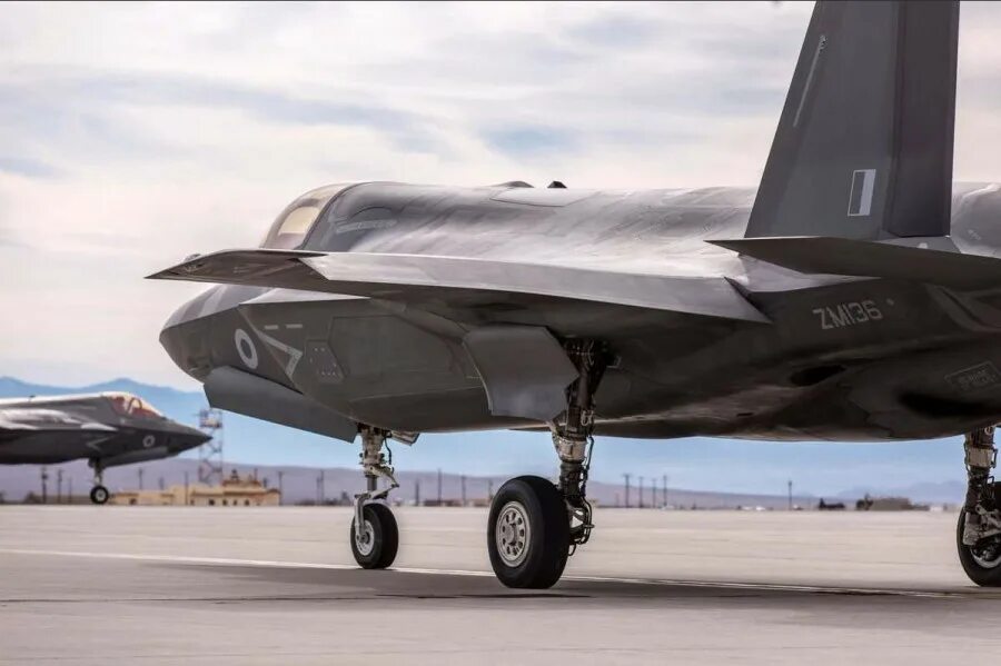 Истребители 5 го поколения. F-35. F35 British. F35 Squadron. Истребитель 5го поколения США.