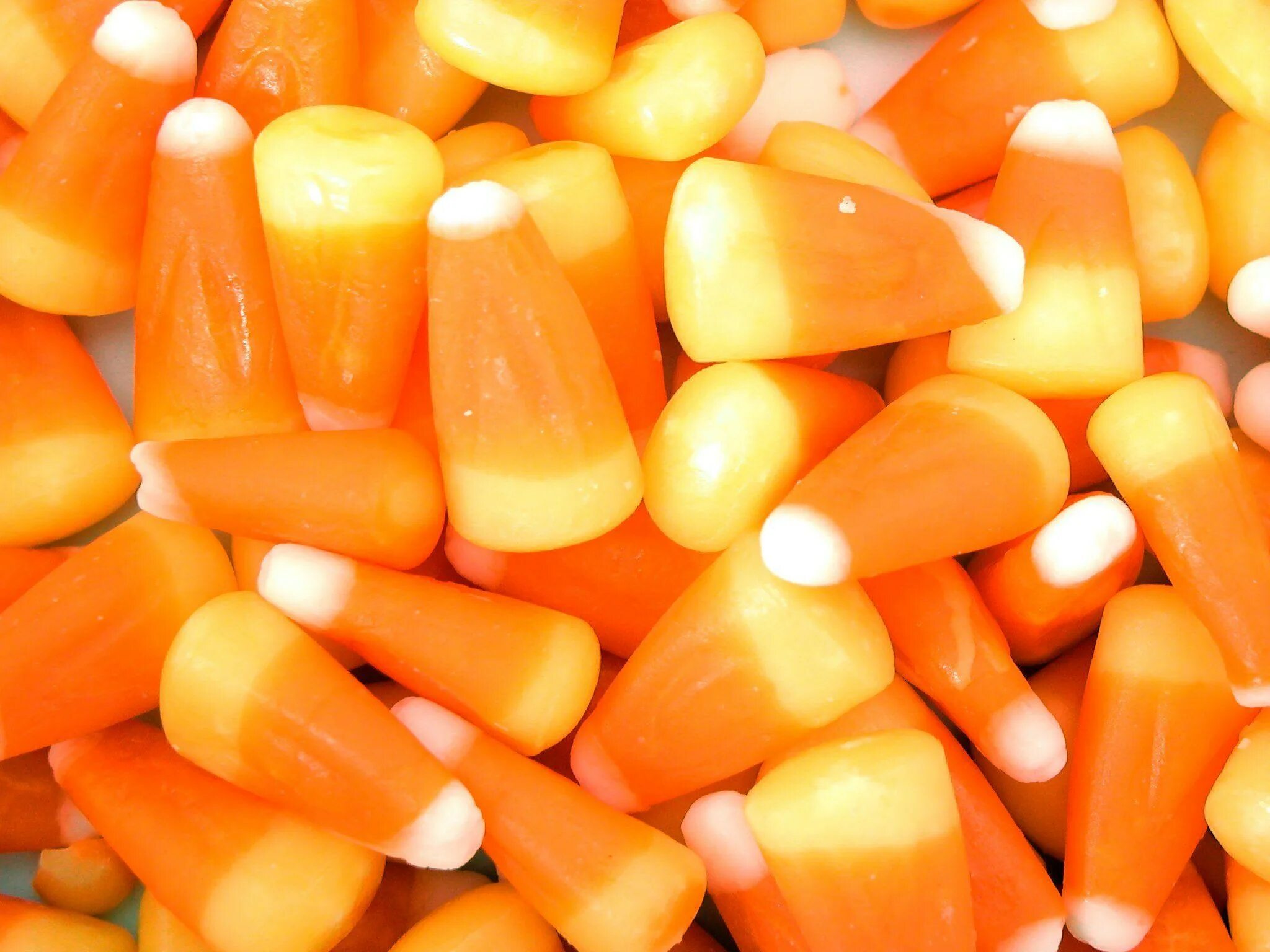 Candy corn. Кэнди Корн. Конфеты Кэнди Корн Хэллоуин. Хэллоуинские конфеты кукуруза. Хэллоуин Кукура конфеты.