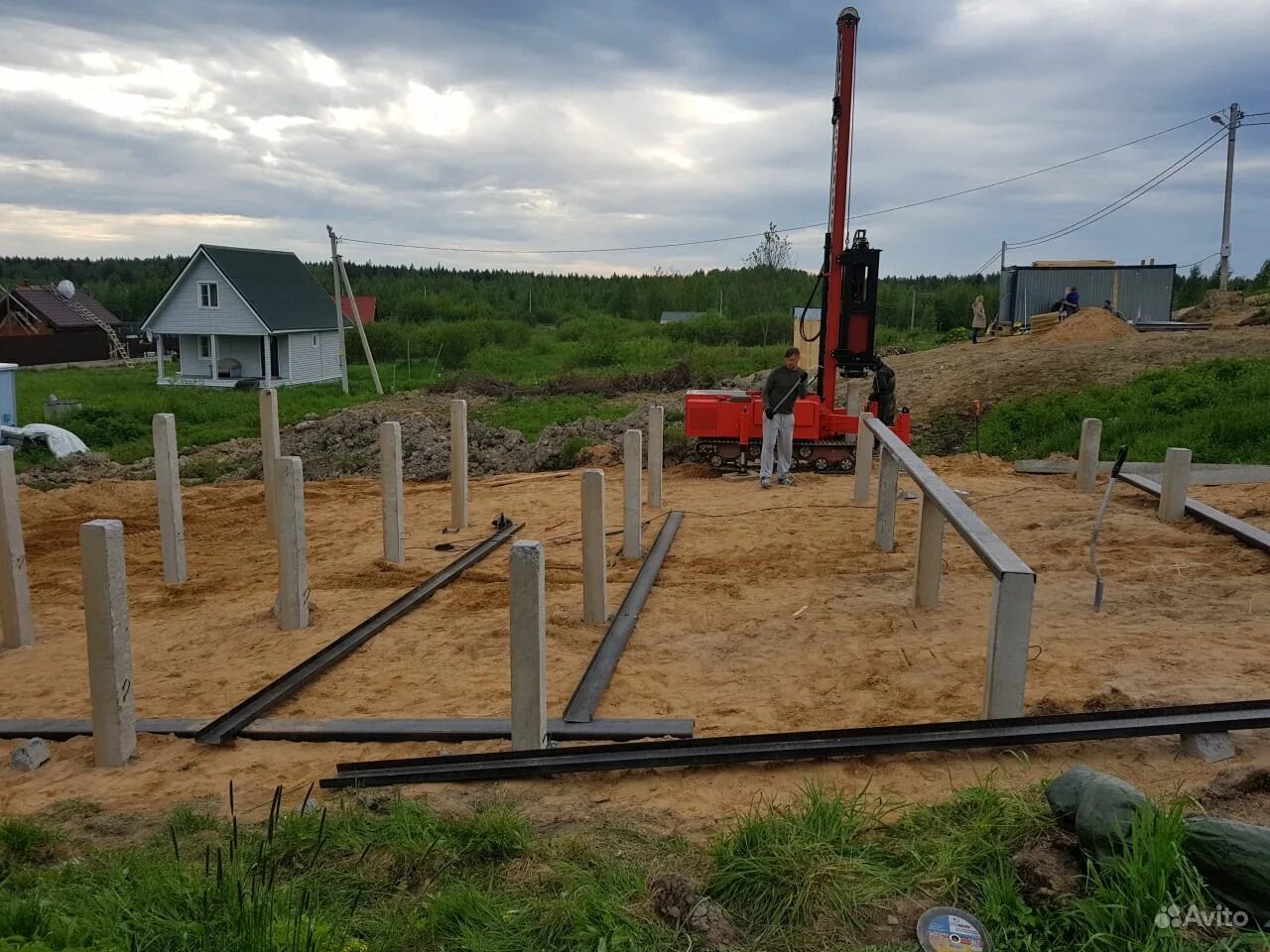 Сваи железобетонные 300 300 9 метров. Свая с 90. Ижс на сваях. Лаги на сваи винтовые как правильно монтировать. Жб сваи 50х100.