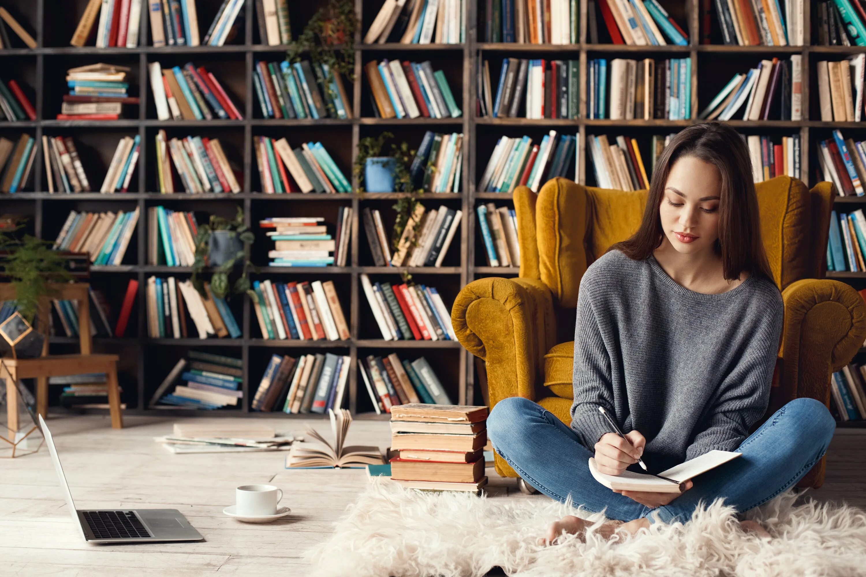 Woman книга. Девушка писательница. Девушка писатель. Фотосессия с книгой. Молодой писатель.