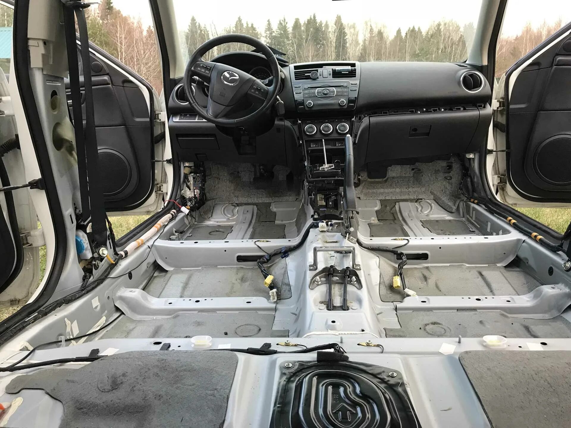 Материал для пола автомобиля. Объемные коврики в авто. Азлк 2140 ковролин. 3d коврики кожаные audi q5. Отделка пола в автомобиле.