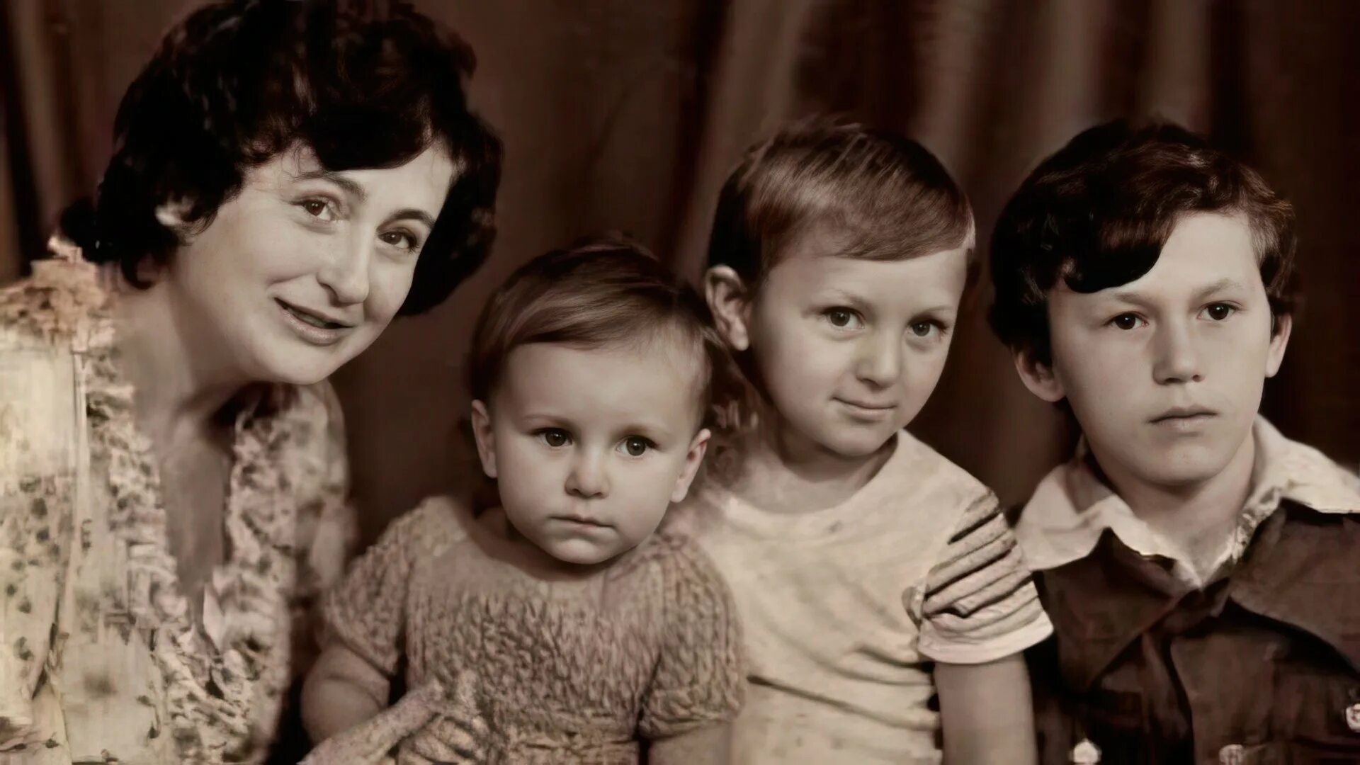 Ее братья родителям. Майкопа в родной брата от одних родителей установкой. Ее братья родителям. Ее братья родителям. Ани лорак в детстве.