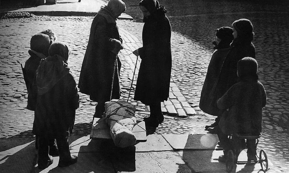 Голод в петербурге. Блоблокадный Ленинград. Блокадный Ленинград 1942. Блокада Ленинграда голод.