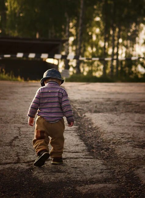 Уходит в даль. Вера полозкова люболь. Уходящий человек. Уходящий в даль. Мужчина уходит в даль.