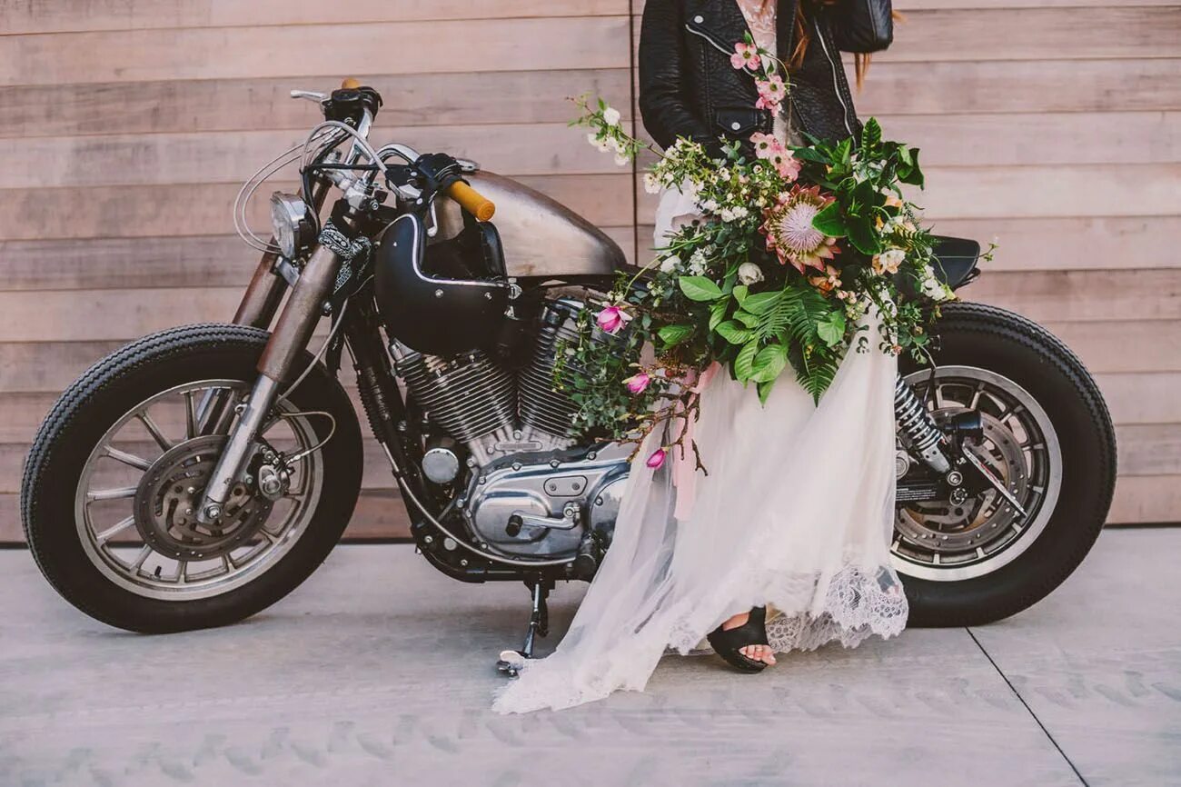 Свадьба в стиле мото. Свадьба в байкерском стиле. Свадебный мотоцикл. Свадебное платье в мото стиле.
