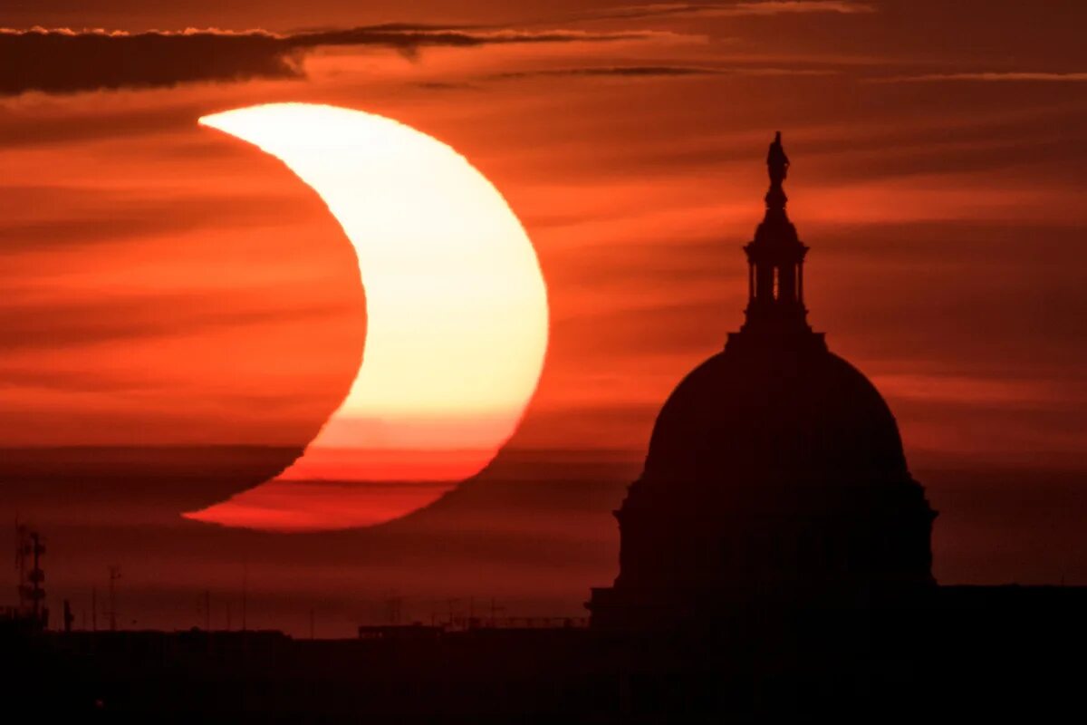 солнечное затмение 2022 в москве. 25 декабря затмение. солнечное затмение 25 октября 2022 петрозаводск. солнечное затмение 30%. кольцеобразное солнечное затмение фото.