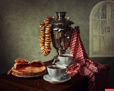 Стол с самоваром и блинами