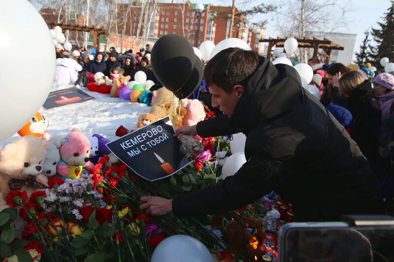 День траура дата. День траура в Омске. Омск, омичи , толпа. День траура в Белгороде коляска.