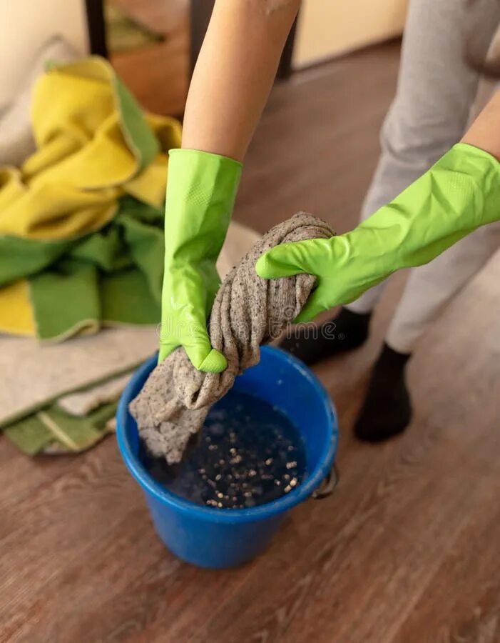 Бабушка мыла полы. Мытье полов. моем пол тряпкой. полы мыла. девушка моет пол тряпкой.