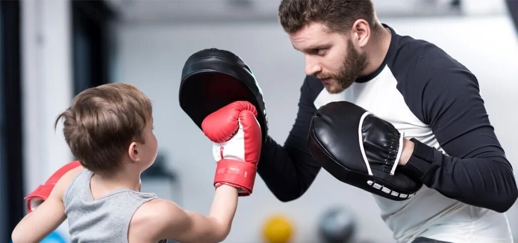 Мужчина с ребенком. Конфликт между мужчиной и женщиной. Мужчины против детей. Бокс детский тренировки. Мужчины против детей.
