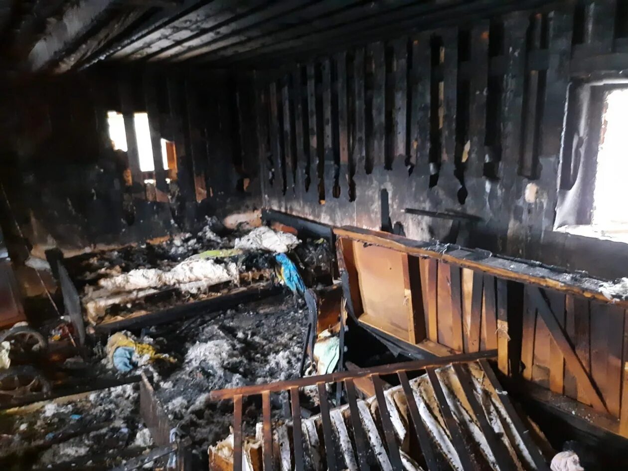 Поджог дом 2. Сгоревший дом. дом после пожара. сгоревший деревянный дом.
