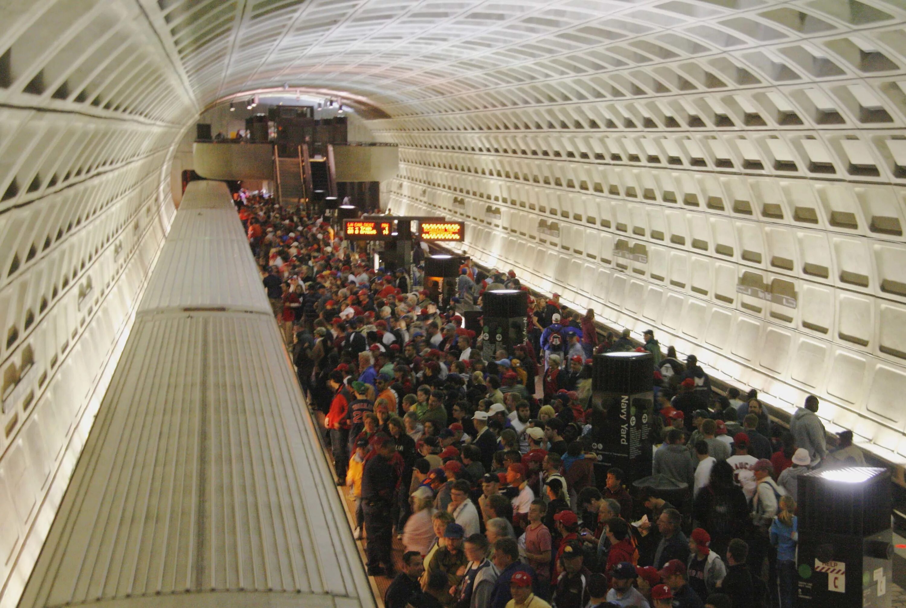 Сами глубоки метро. Станции метро Вашингтона. Вашингтон парк метро. Самое огромное метро в мире.