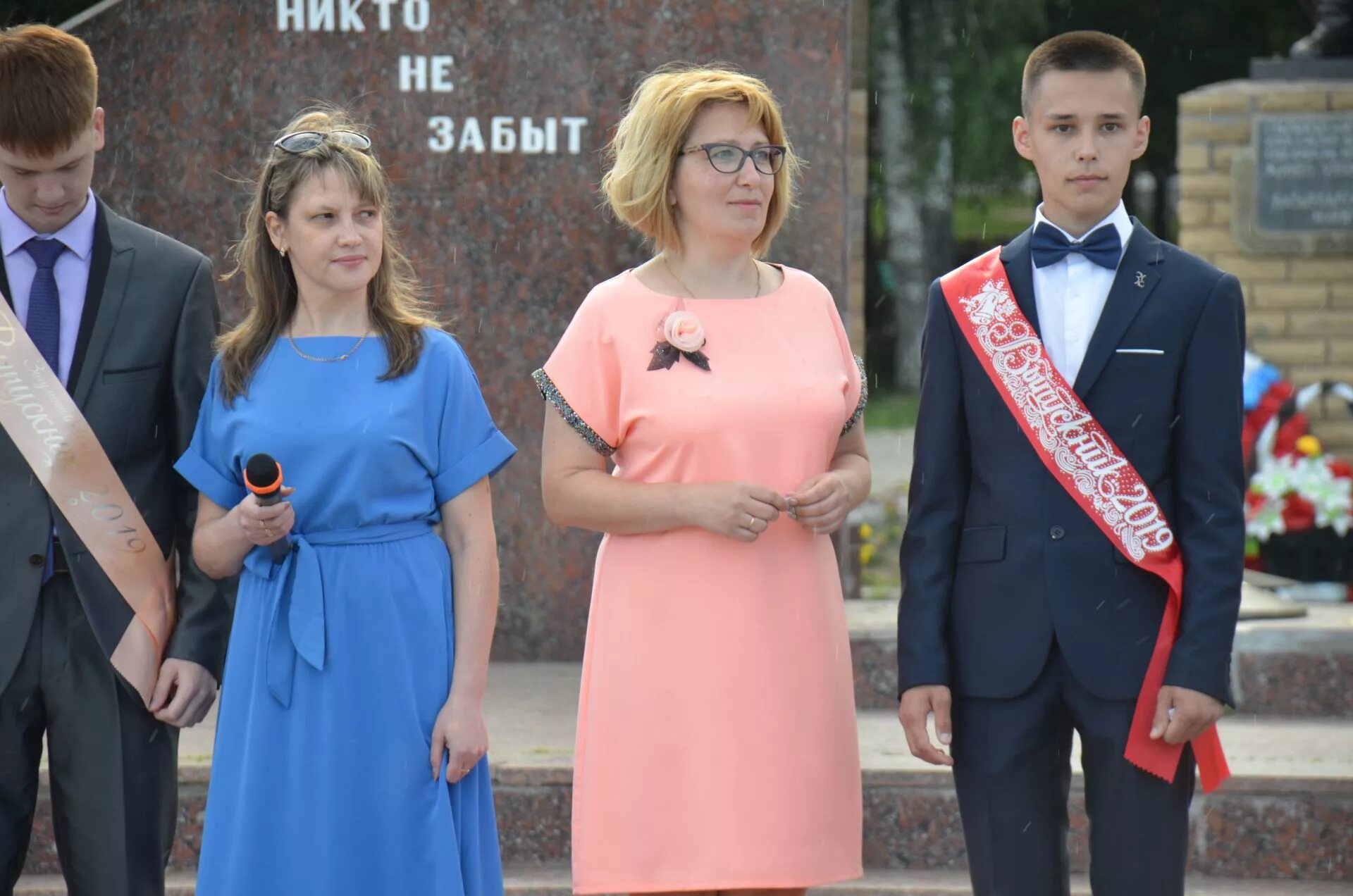 Платье учителю на выпускной в школе. Платье для педагога на выпускной. Родители на выпускном в школе. Одежда учителя на выпускной вечер. Родители детям на выпускной в 11 классе