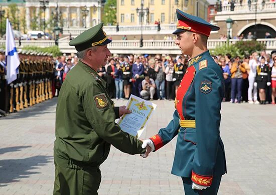 Военные уволенные в запас. Проводы военнослужащих уволенных в запас. Проводы военнослужащих уволенных в запас или отставку. Ритуал проводов военнослужащих уволенных в запас. Солдат в увольнении.