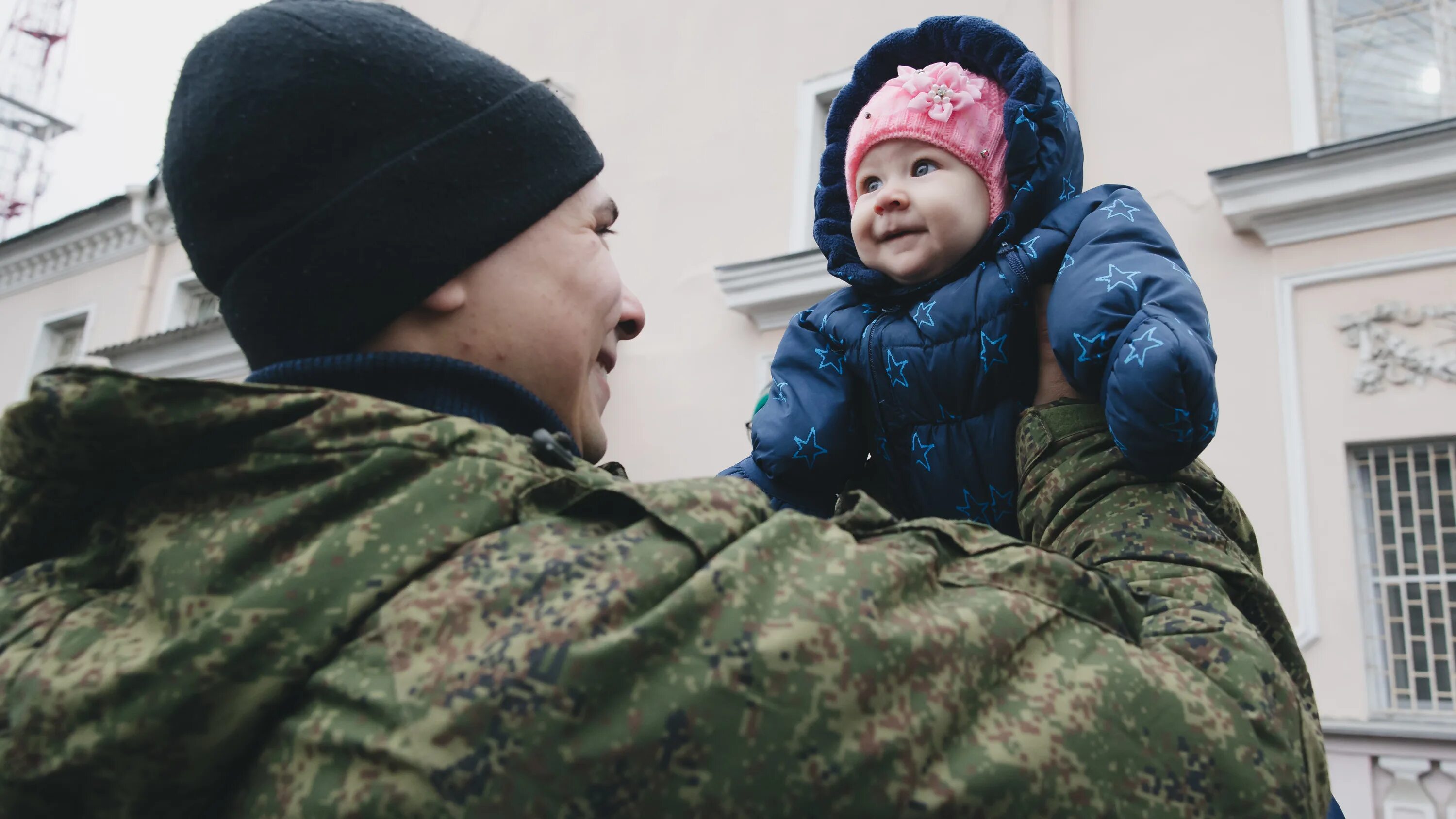 Дети военнослужащих. Русский военный с ребенком. Солдат с ребенком Украина. Мобилизованные прощание с детьми. Госдума многодетные отцы