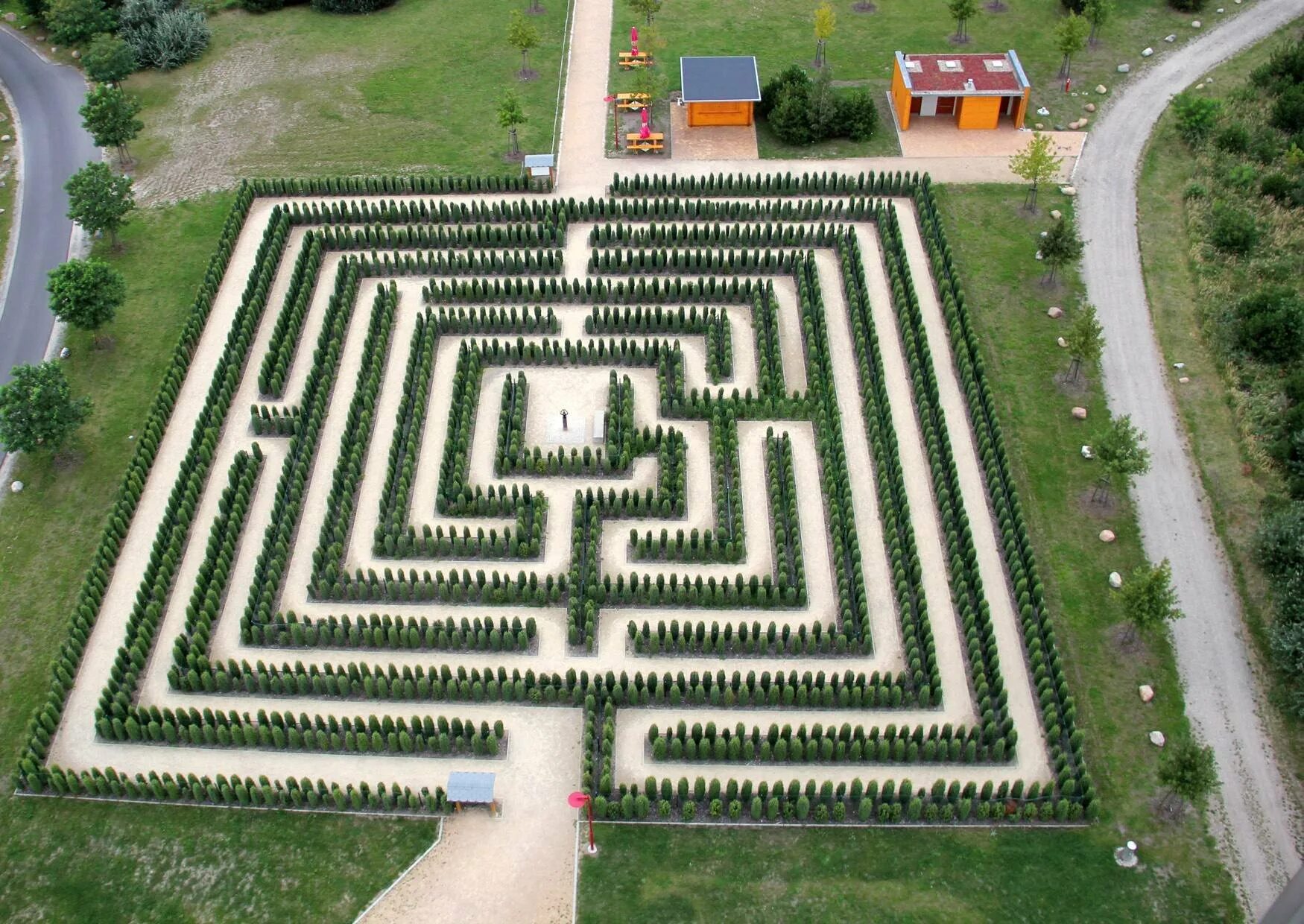 Лабиринт в каком городе. Лабиринт davis&#039; mega maze. лабиринт лонглит англия. туари парк лабиринт. лабиринт longleat hedge maze.