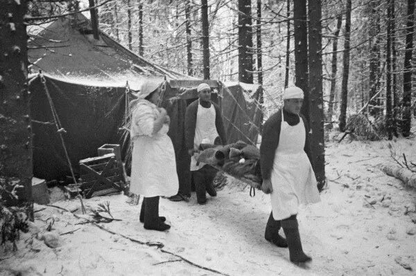 Российские военные медики продолжают оказывать помощь жителям... Интересный конт