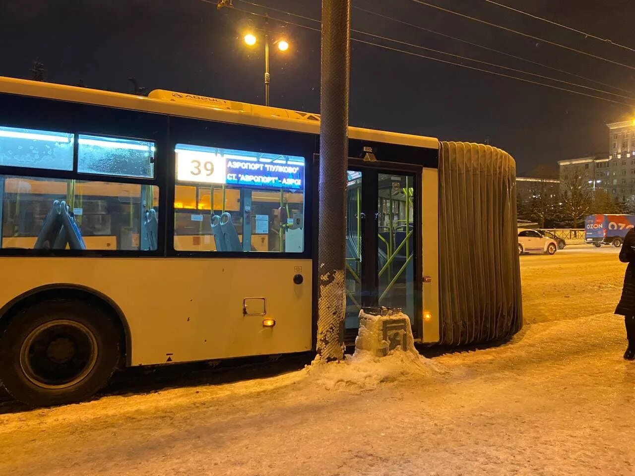 Октябрьская площадь на карте. Доехать от остановки до остановки. Схема городского транспорта. Октябрьская площадь автобусы. Остановка общественного транспорта «метро улица горчакова».
