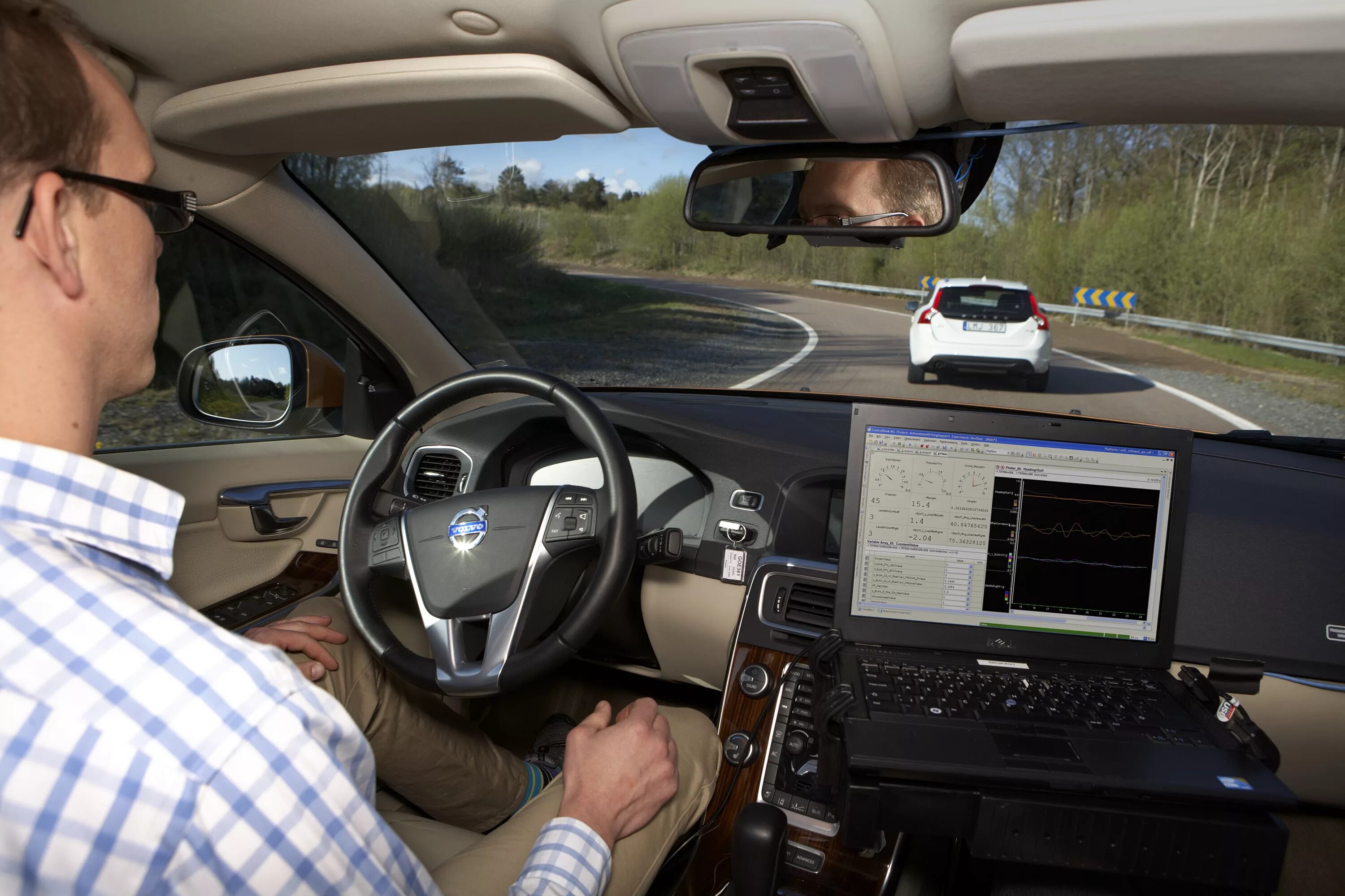 Best car to drive. Вольво с автопилотом. Управление авто. Машина с автопилотом. Машина на управлении.