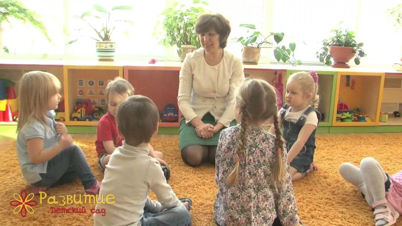 воспитатель разновозрастной группы детского сада. разновозрастной коллектив доу. дети на занятии в доу. младшая группа в детском саду. детский садик группа.