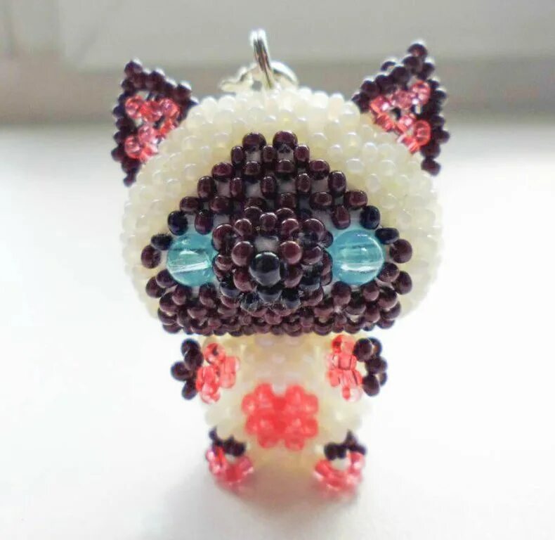 Объемные игрушки из бисера схемы амигуруми. Амигуруми из бисера котик. Сплести амигуруми котика из бисера. Фигурки из бисера. Объемные фигурки из бисера.