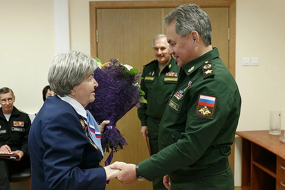 Министерство рф ветераны. Шойгу с ветераном. Министр обороны вручает награды женщинам. Генерал армии ветераны.