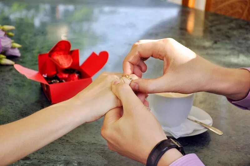 Предложение руки и сердца. Мужчина дарит цветы и кольцо. Красивое предложение руки и сердца. Предложение руки и сердца девушке.